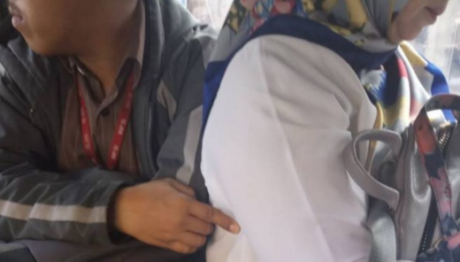 Nenek-nenek jadi korban pelecehan seksual di angkot, fotonya viral dan picu kemarahan di media sosial