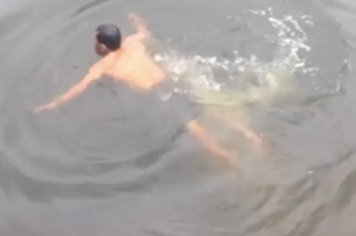 Tragis: Cari korban serangan buaya, pawang ikut tewas ditarik ke dasar sungai (Video)