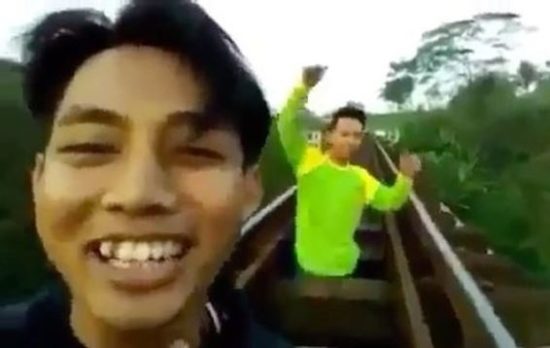 Cari mati: Video dua cowok nunggu di jembatan rel terus sembunyi pas kereta lewat