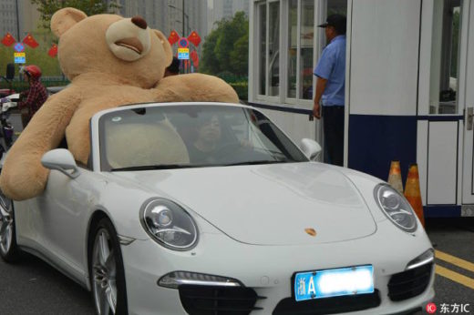Cerita cowok ditolak gebetan padahal udah nyetir Porsche jauh-jauh bawa teddy bear raksasa seharga Rp 20 juta viral di China