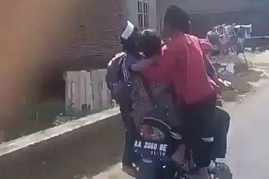 Bonceng lima penumpang di satu motor tanpa helm itu bahaya banget (Video)