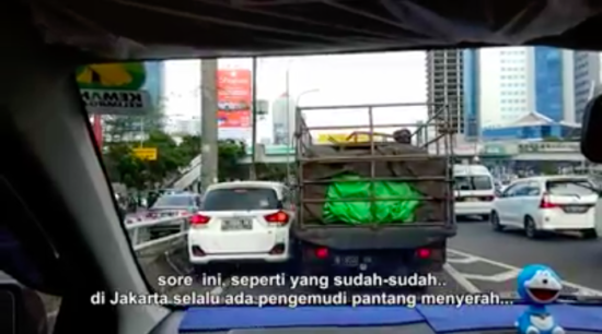 Gak ada yang mau ngalah, dua mobil berebut masuk gerbang tol