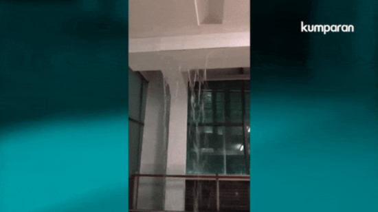 Pipa pecah saat hujan deras, area skybridge Terminal 3 Bandara Soekarno-Hatta tergenang air