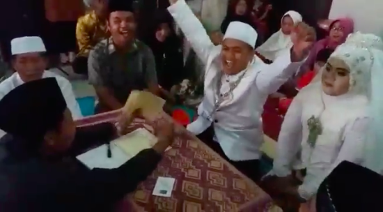 Saking senangnya, mempelai pria selebrasi a la pemain bola setelah akad nikah