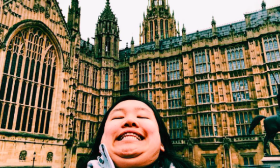 Seorang wanita Amerika populerkan ‘chinfie’, selfie dagu dengan pesan positif