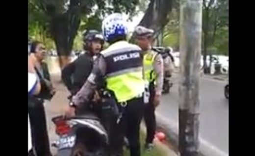 Mau hindari razia motor 2 sejoli malah nyungsep ke parit (Video)