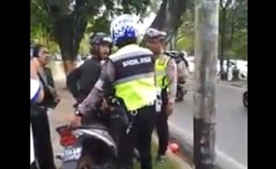 Mau hindari razia motor 2 sejoli malah nyungsep ke parit (Video)