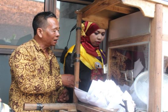 Anak penjual sate biayai kuliah sendiri dan lulus terbaik, orangtua bagikan dagangannya gratis pas wisuda