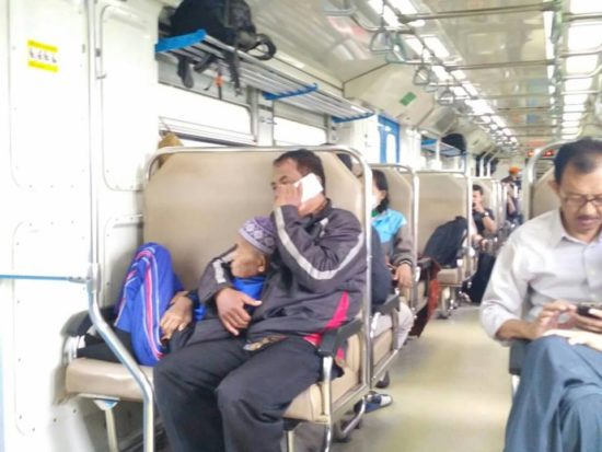 Foto anak peluk ayah yang sudah tua di kereta viral banget dan bikin haru netizen