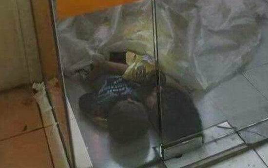 2 bocah tidur di ATM karena kecapekan menunggu orangtua pulang kerja, fotonya viral