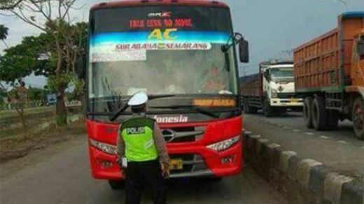 Bus di Demak yang melawan arus ‘dihukum’ jalan mundur 2 km kemudian ditilang