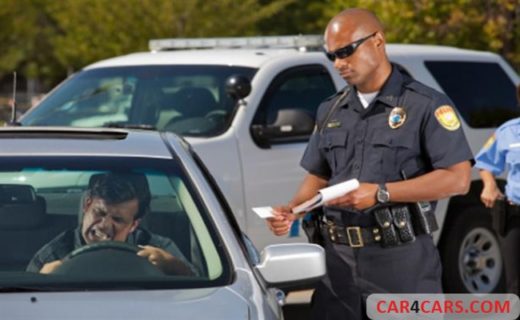 Pria ditilang polisi karena keasyikan nyanyi lagu dance 90-an pas nyetir