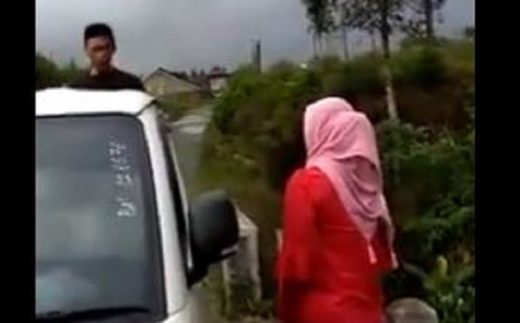 Seorang ibu gagalkan 2 pemuda yang mau buang sampah berkarung-karung ke sungai di Temanggung (Video)