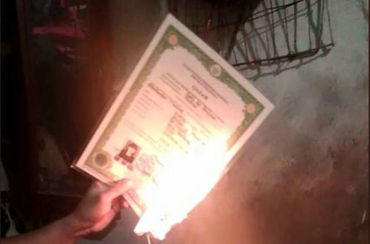 Jaminan ijazah dibakar karena gak bayar hutang, fotonya viral