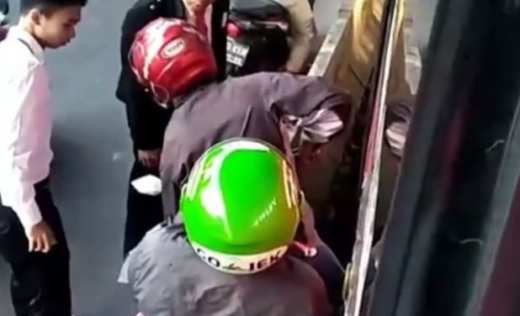 Motor kejepit bus Transjakarta akibat masuk jalur busway, bingung cara kembali ke jalan yang benar (Video)
