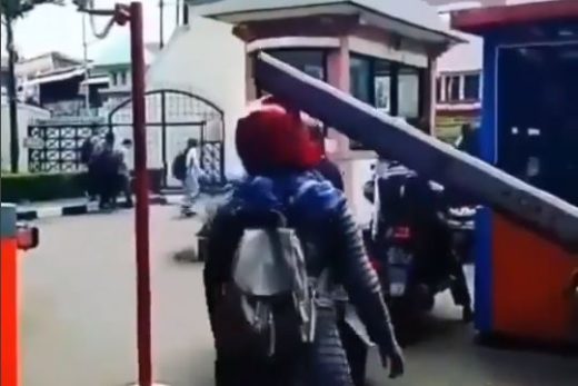 Lerai pacar yang adu mulut sama petugas parkir, wanita ini malah ketiban palang portal