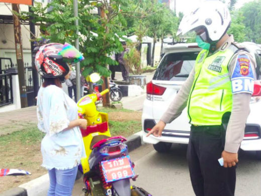 Dari Karawang sampai Purwokerto, lagi ngetren naik motor pake pelat a la Thailand terus ditilang polisi