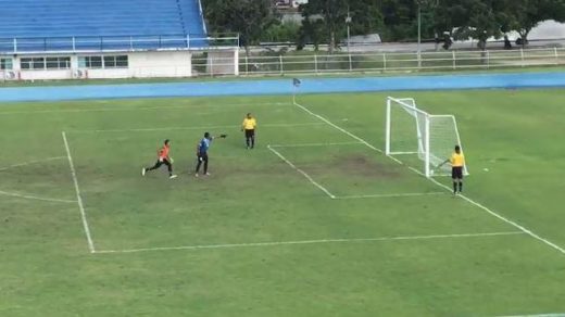 Penalti dikira gagal karena mental tiang, bola jatuh, “putar balik” dan gol! (Video)