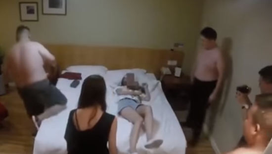 Jual keperawanan demi iPhone 8, remaja China kena prank “diperkosa” ramai-ramai