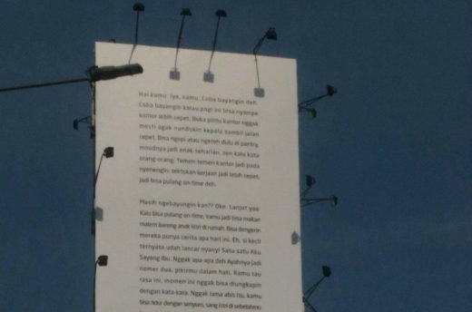 Papan reklame Go-Jek yang nampilin tulisan panjang doang jadi sensasi, udah baca isinya?