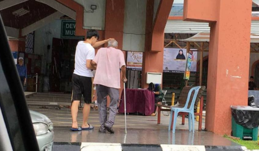 Kisah remaja Tionghoa antar kakek-kakek solat Jumat viral, jadi teladan di Malaysia