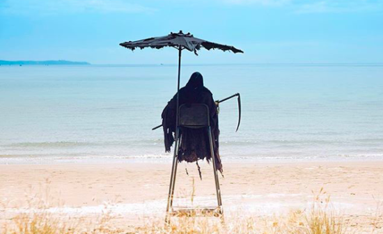 The Swim Reaper: Sosok penjaga pantai unik di New Zealand