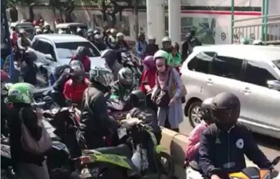 Video: Pengendara motor gotong royong kabur dari jalur busway setelah ketahuan polisi (lagi, lagi dan lagi)