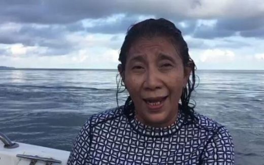 Susi Pudjiastuti kesel banyak yang nyelam dangkal doang tapi pake fins, ngerusak karang