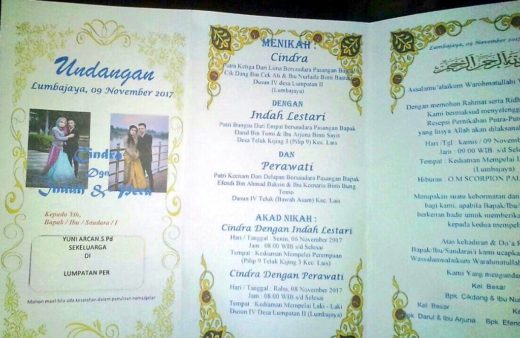 Foto undangan pernikahan poligami viral, seriusan mempelai wanitanya dua?