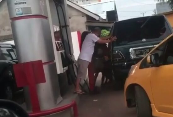 Video orang isi bensin goyangin mobil diketawain netizen karena gak guna, perekamnya justru ngebahayain karena main HP di pom