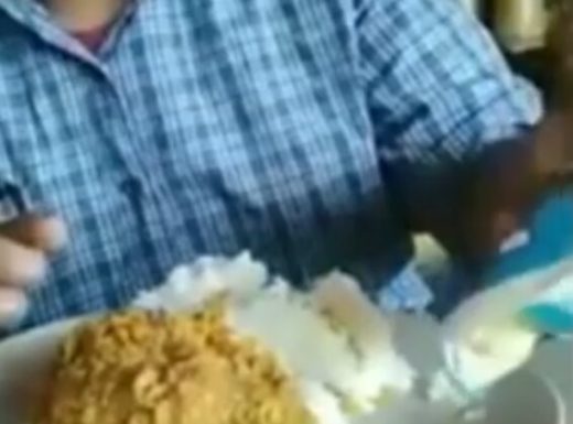 Makan sabun colek demi âlikesâ di media sosial, ada apa dengan orang zaman now?