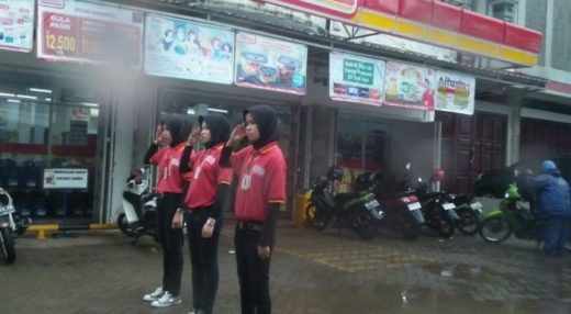 Gak senyumin pelanggan, 3 karyawan Alfamart dihukum hormat ke tiang besi pas hujan