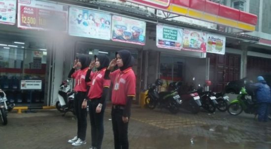 Gak senyumin pelanggan, 3 karyawan Alfamart dihukum hormat ke tiang besi pas hujan