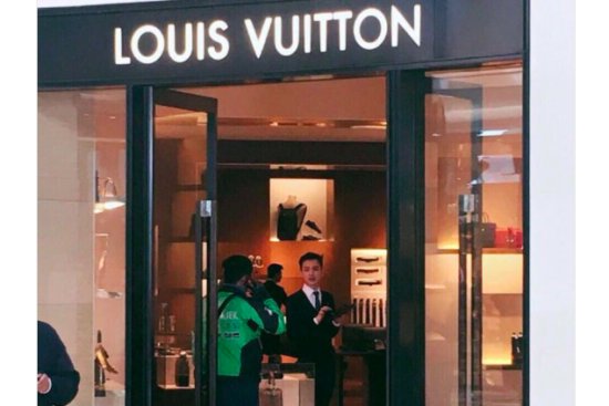 Netizen rame komentarin foto driver Go-Jek di counter Louis Vuitton, emang apa yang salah?