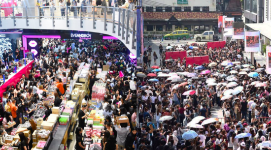 Ribuan orang di Bangkok antre demi diskon produk make up