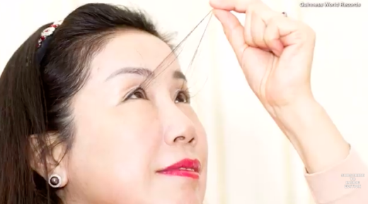 Rekor bulu mata terpanjang milik wanita China, menjuntai hingga 12 cm