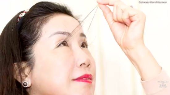 Rekor bulu mata terpanjang milik wanita China, menjuntai hingga 12 cm