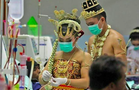 Perawat di Tulungagung berkostum pengantin untuk memperingati HUT rumah sakit