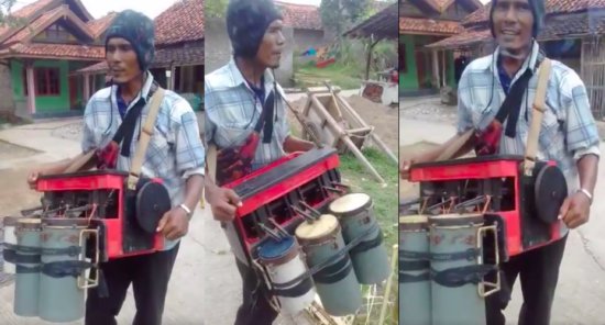 Watch: Pengamen keren, pakai alat mirip kotak musik raksasa bikinan sendiri