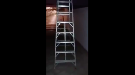 Tangga besi bisa “jalan sendiri” di basement gedung, ada yang percaya di zaman canggih kayak sekarang?