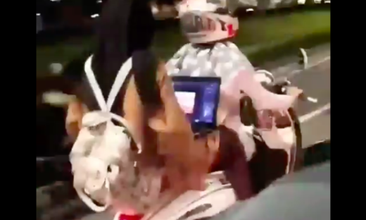 Bahaya! Bonceng motor sambil buka laptop tanpa helm (Video)