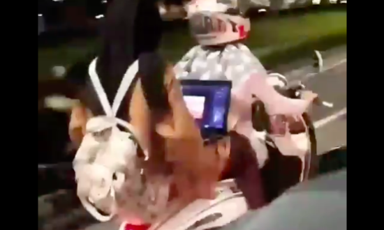 Bahaya! Bonceng motor sambil buka laptop tanpa helm (Video)