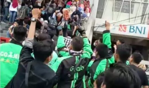 Ngatain “bodoh” di Instagram, mahasiwa digeruduk driver ojek online di kampusnya