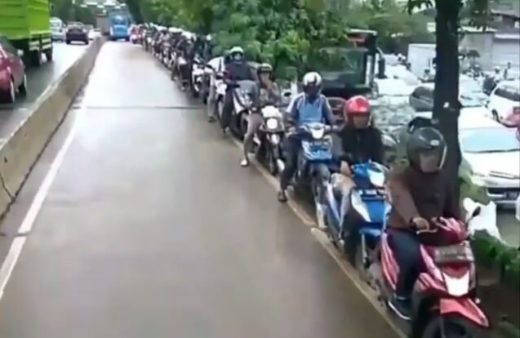 Partners in crime: Ngelawan arah busway, pengendara baris rapi minggirin motor