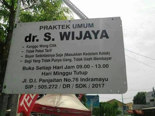 “Buat wong cilik, tidak pakai tarif”: papan praktik dokter di Indramayu viral