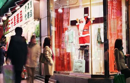 Ada patung Sinterklas disalib di toko fashion Jepang, fotonya viral di dunia maya