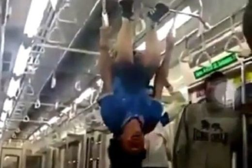 Gak untuk dicontoh: Remaja gelantungan dan ngeluarin kepala dari jendela di KRL