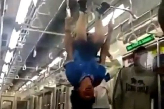 Gak untuk dicontoh: Remaja gelantungan dan ngeluarin kepala dari jendela di KRL