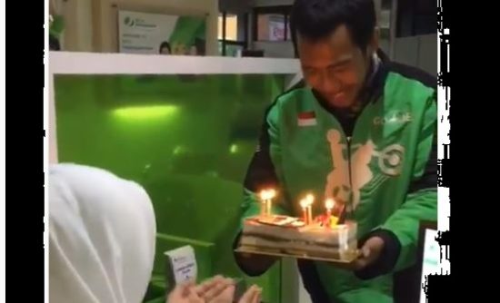Surprise! Driver Go-Jek anterin kue sekaligus berikan kejutan ulang tahun