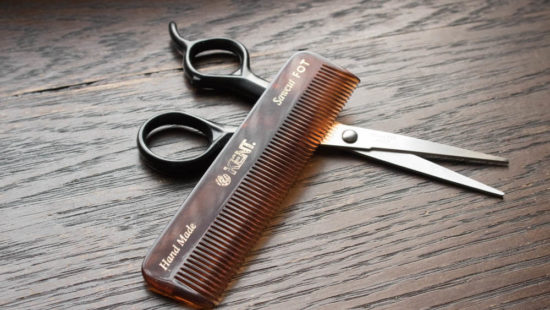 Rambut ketipisan, seorang polisi diduga mengamuk ke tukang cukur sampai menembakan pistolnya ke udara